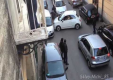 Водитель Fiat 500 вызывает пробку, пытаясь развернуться на дороге